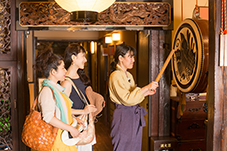 Welcome drum. 　A large taiko drum greets guests accompanied by greetings of welcome , a tradition of hospitality dating back to our founding in the early Edo period