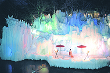 Ice Festival at Honke Bankyu
        Feb. to late March.　Mammoth-sized, mystical ice sculptures built on the opposite shore of the river are illuminated in resplendent colors. The view from our lobby and open air baths is astounding.
        