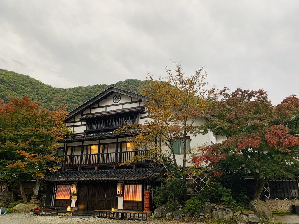 湯西川温泉の紅葉　本家伴久の玄関