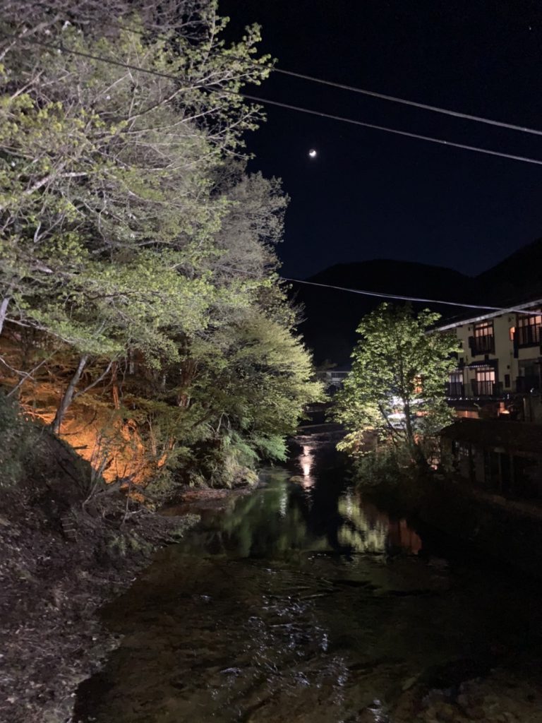 夜の湯西川と伴久