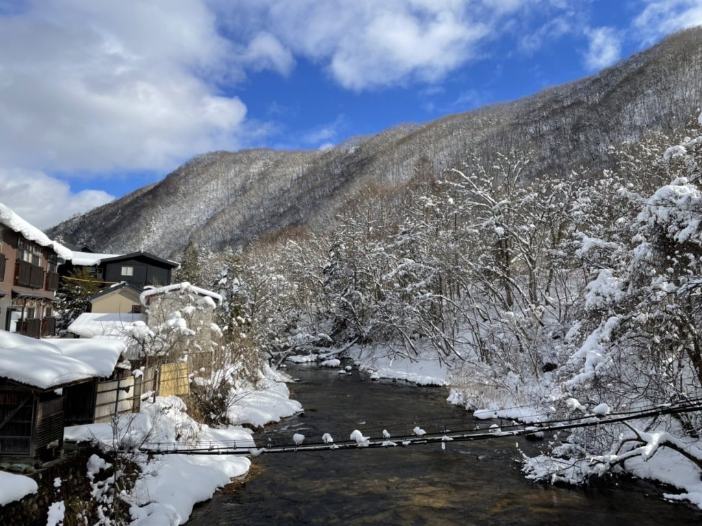 湯西川温泉　雪の深山渓谷と本家伴久
