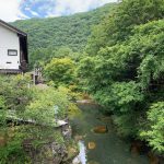 湯西川沿いの本家伴久