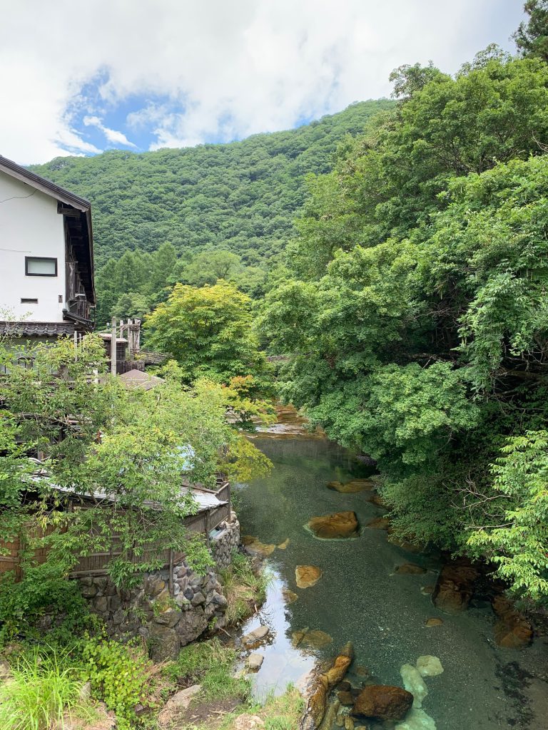 湯西川沿いの本家伴久