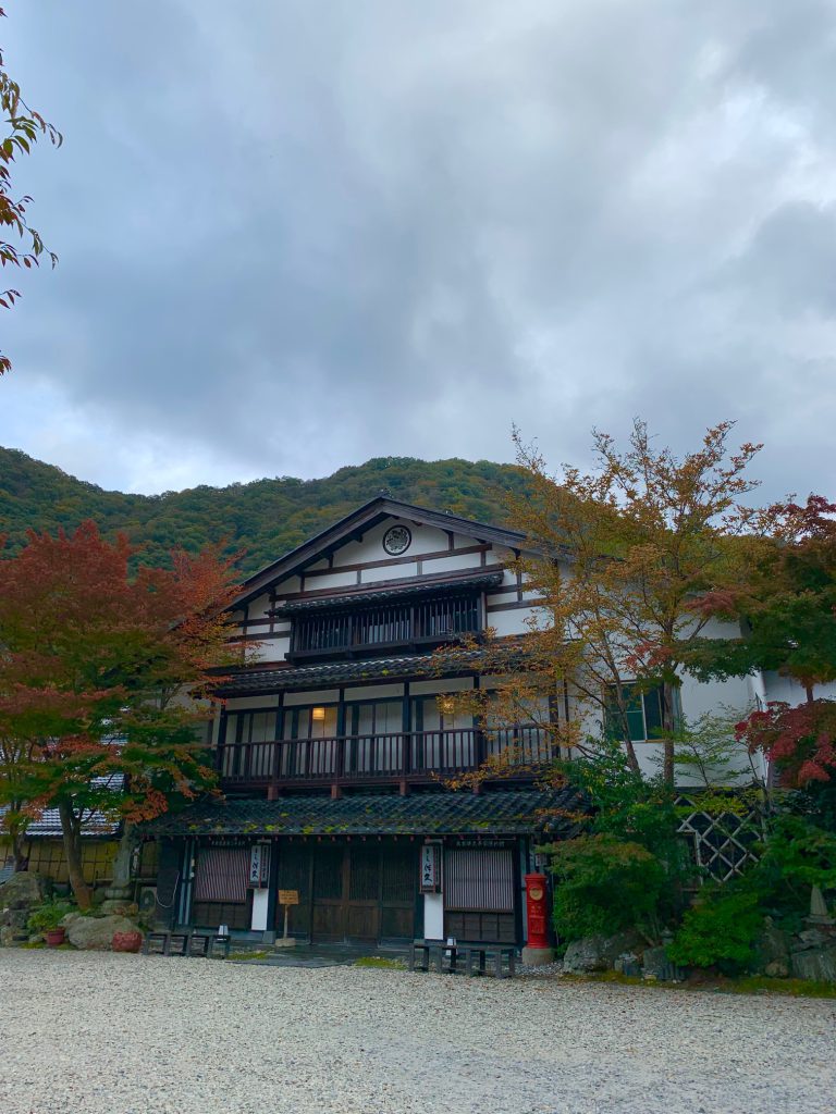 湯西川温泉の紅葉と本家伴久