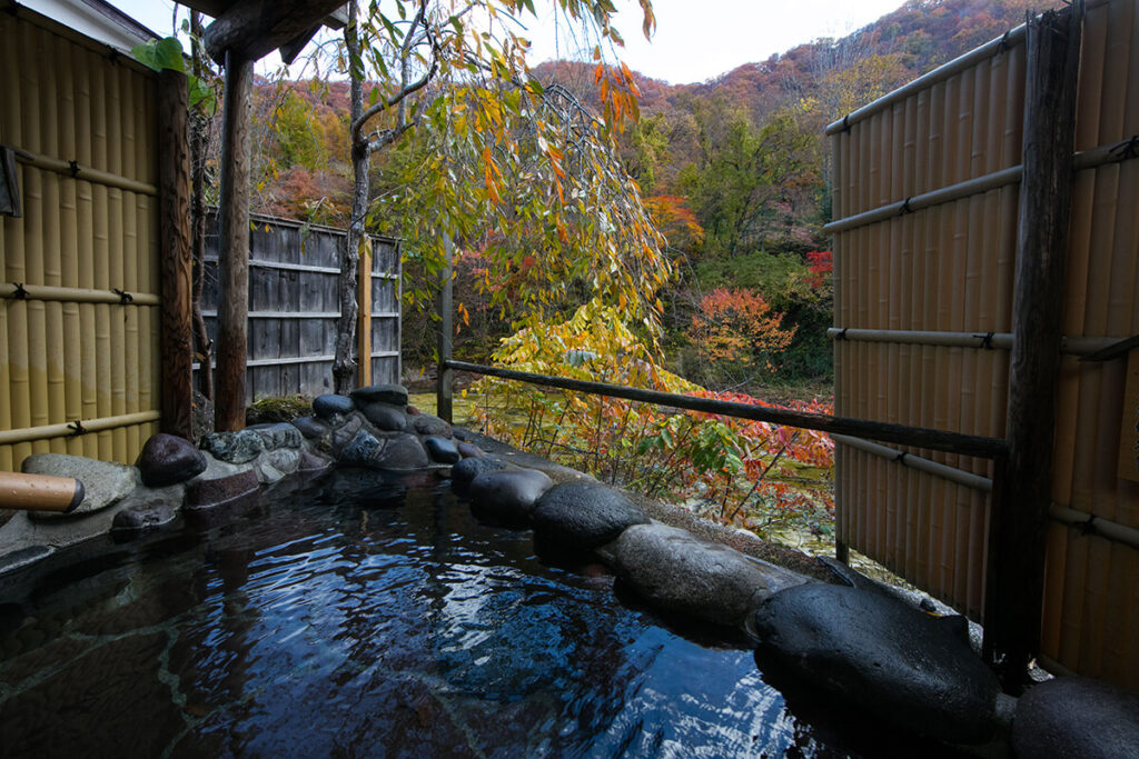 紅葉の湯西川沿い　本家伴久　源泉かけ流し露天風呂