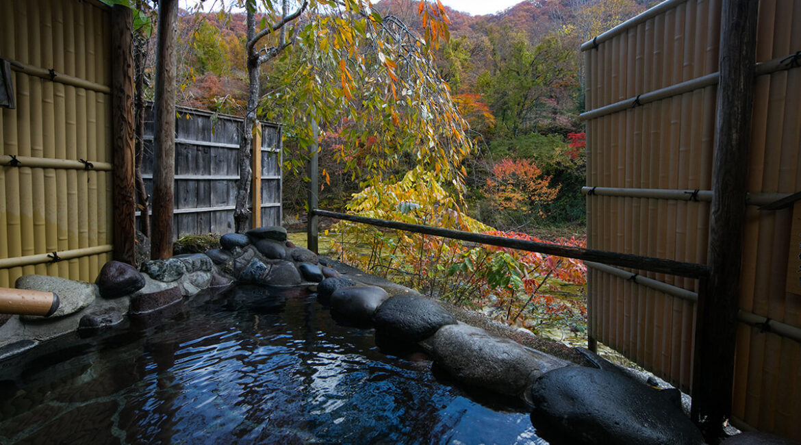 紅葉の湯西川沿い　本家伴久　源泉かけ流し露天風呂