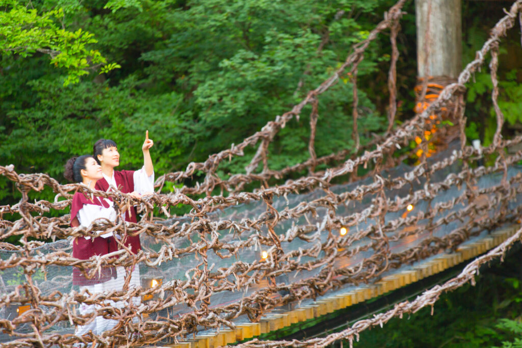 湯西川温泉　本家伴久のとかずら橋にて