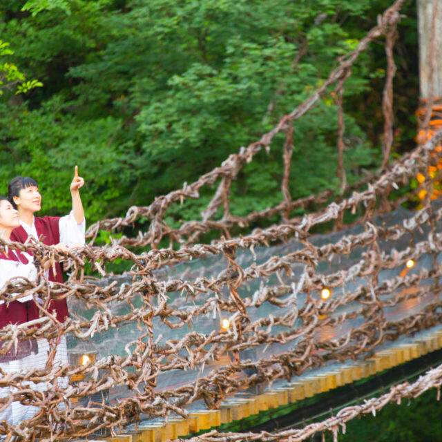 湯西川温泉　本家伴久のとかずら橋にて