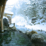 日光　湯西川温泉　本家伴久の清流沿いの雪見露天風呂