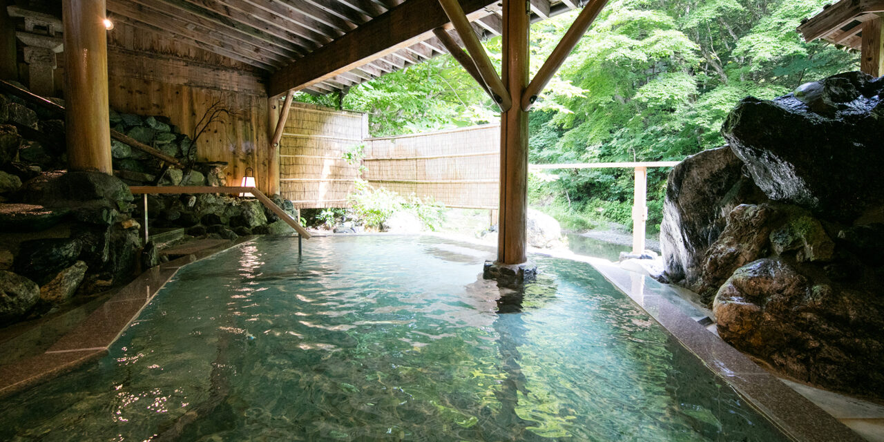 日光湯西川温泉　本家伴久　清流沿いの露天風呂　美肌の湯