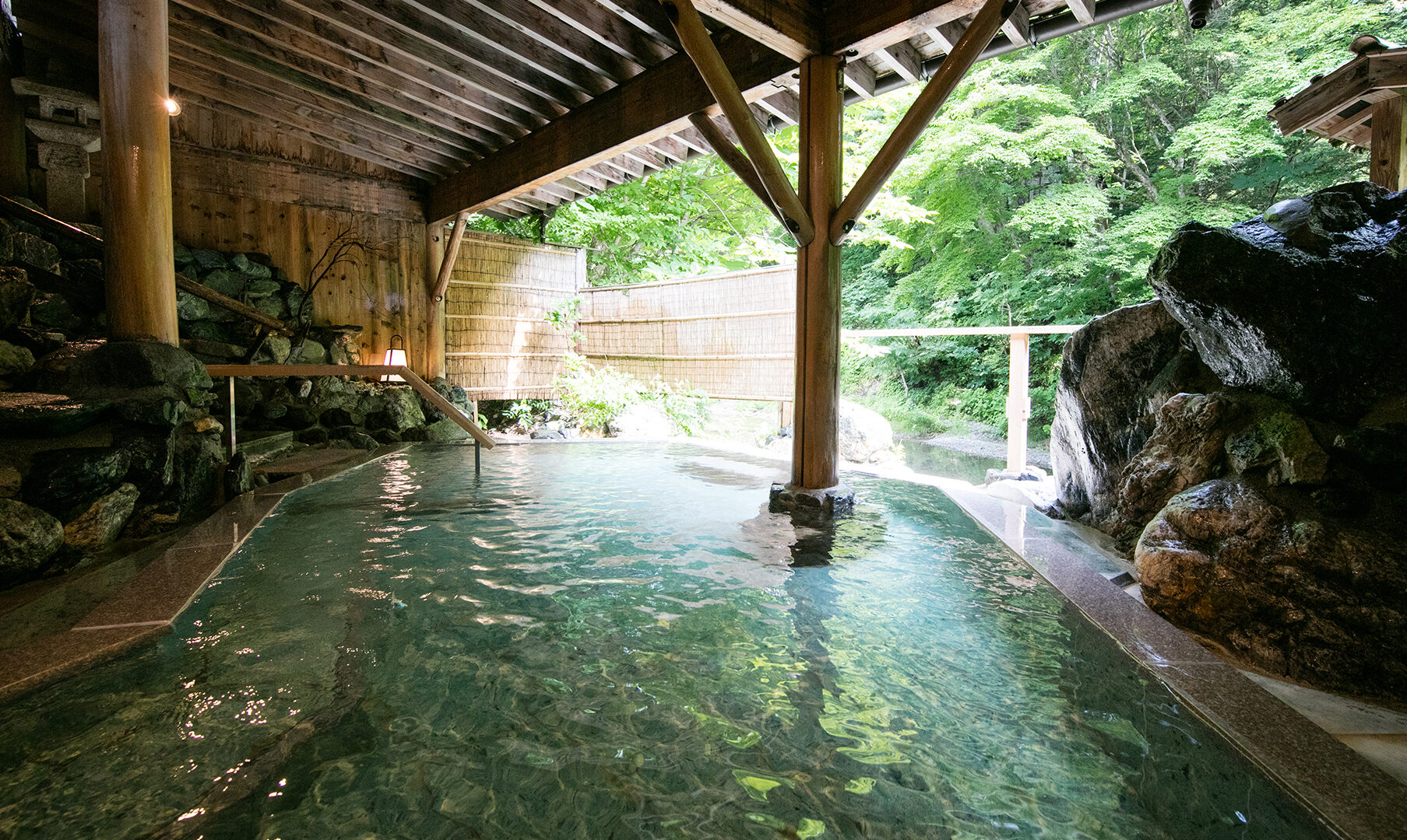 日光湯西川温泉　本家伴久　清流沿いの露天風呂　美肌の湯