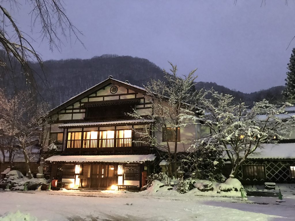 日光湯西川温泉　本家伴久　冬の正面玄関