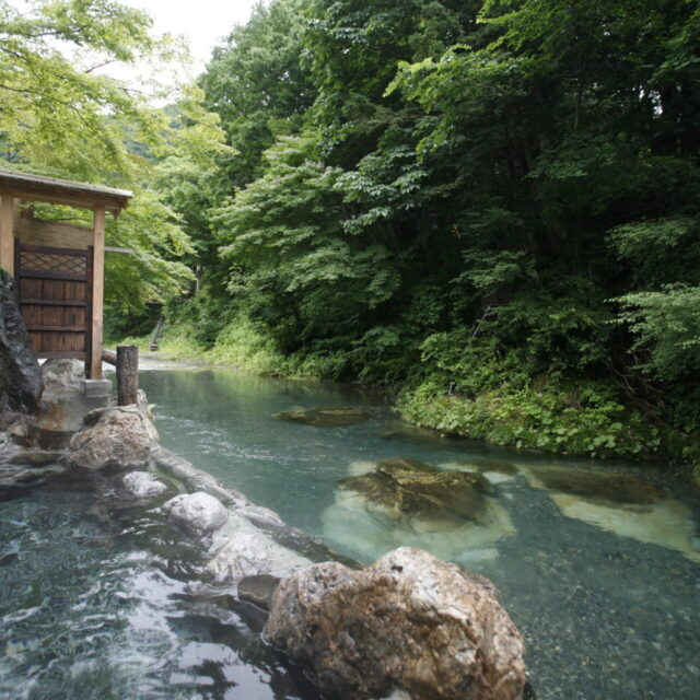 日光　湯西川温泉　本家伴久の清流沿いの露天風呂